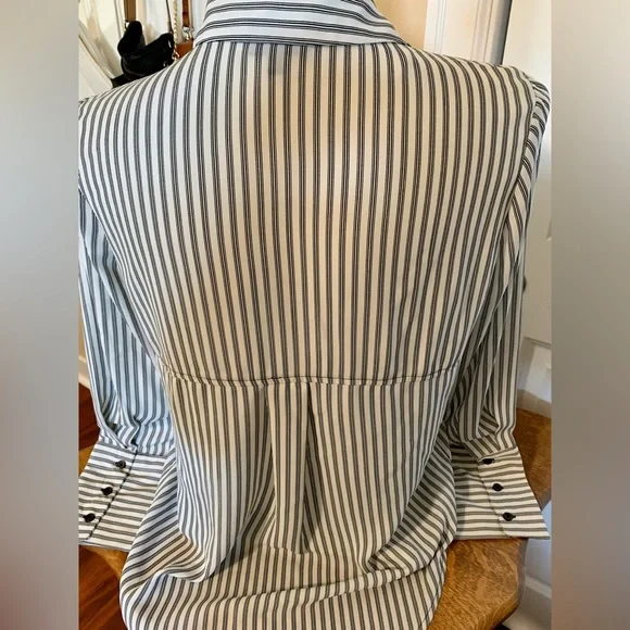 LN BEAUTIFUL BLACK & WHITE STRIPED LING SLEEVE BLOUSE. CUTE 3 BUTTONS ON CUFFS. - Picture 4 of 6